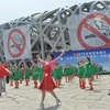 Biểu diễn tuyên truyền về tác hại của hút thuốc lá bên ngoài sân vận động 'Tổ Chim' ở thủ đô Bắc Kinh. (Nguồn: AFP/TTXVN)