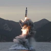 Tên lửa đạn đạo chiến lược của Triều Tiên được phóng từ tàu ngầm tại một địa điểm bí mật ở Triều Tiên. (Nguồn: EPA/ TTXVN)