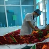 Các bệnh nhân vụ ngộ độc methanol tại xã Ma Ly Chải, được cấp cứu tại tuyến tỉnh Lai Châu. (Ảnh: Nguyễn Công Hải/TTXVN)