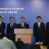 Các công tố viên tại cuộc họp báo tuyên bố kết luận về vụ bê bối chính trị liên quan tới việc Tổng thống Park Geun-hye cấu kết với bạn thân Choi Soon-sil nhận hối lộ từ Samsung tại văn phòng công tố đặc biệt ở Seoul, Hàn Quốc ngày 6/3. (Nguồn: EPA/TTXVN)