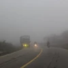 Tuyến đường quốc lộ 6 đoạn qua huyện Mộc Châu, tỉnh Sơn La bị sương mù dày đặc. (Ảnh Công Luật/TTXVN) 