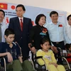 Cựu Thủ tướng Nhật Bản tặng 60 xe lăn cho người khuyết tật Việt Nam
