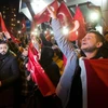 Người biểu tình vẫy cờ Thổ Nhĩ Kỳ bên ngoài lãnh sự quán Thổ Nhĩ Kỳ ở Rotterdam, Netherland. (Nguồn: AP)
