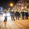 Cảnh sát gác tại một con phố khi người Thổ Nhĩ Kỳ tại Hà Lan biểu tình bên ngoài lãnh sự quán Thổ Nhĩ kỳ ở Rotterdam đòi gặp bà Fatma Betul Sayan Kaya, người đã bị cảnh sát ngăn cản tới thành phố này, ngày 11/3. (Nguồn: EPA/TTXVN)