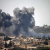 Khói bốc lên sau một đợt không kích ở Deraa ngày 23/2. (Nguồn: AFP/TTXVN)
