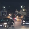 Chiếc ôtô (trước) chở bà Park Geun-hye rời Nhà Xanh ở Seoul ngày 12/3. (Nguồn: YONHAP/TTXVN)
