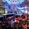 Người dân Thổ Nhĩ Kỳ biểu tình bên ngoài lãnh sự quán Hà Lan ở Istanbul, phản đối việc Hà Lan không cho phép Ngoại trưởng Thổ Nhĩ Kỳ Mevlut Cavusoglu nhập cảnh bằng đường hàng không vào nước này ngày 11/3. (Nguồn: AFP/TTXVN)