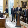 Tổng thống Mỹ Donald Trump (giữa) phát biểu tại Washington, DC ngày 9/2. (Nguồn: AFP/TTXVN)
