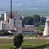 Cơ sở hạt nhân Yongbyon của Triều Tiên trước thời điểm tháp làm nguội (bên phải) bị phá hủy theo thỏa thuận đạt được tại đàm phán sáu bên, ngày 27/6/2008. (Nguồn: Reuters/TTXVN)