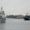 Tàu Cảnh sát biển 2016 lai dắt tàu cá bị nạn về đất liền. (Ảnh: Đinh Văn Nhiều/TTXVN)