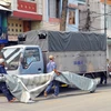 Lực lượng chức năng tiến hành tháo dỡ nhiều trường hợp nhà dân dựng mái che, biển hiệu chiếm vỉa hè đường Nguyễn Đình Chiểu (phường Đa Kao, quận 1). (Ảnh: Mạnh Linh/TTXVN)