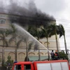 Lực lượng Cảnh sát PCCC Cần Thơ nỗ lực phun nước để dập lửa. (Ảnh: Thanh Liêm/TTXVN)