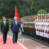 Chủ tịch nước Trần Đại Quang và Tổng thống Reuven Ruvi Rivlin duyệt Đội danh dự Quân đội nhân dân Việt Nam. (Ảnh: Nhan Sáng/TTXVN)