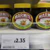 Sản phẩm đóng hộp nhãn hiệu Marmite được bày bán tại siêu thị Tesco ở London, Anh. (Nguồn: EPA/TTXVN)