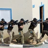 Binh sỹ Ba Lan tham gia buổi huấn luyện với tình huống giả định chống cướp biển ở Mogadishu của Somalia tại ESA ngày 24/4. (Nguồn: AFP/TTXVN)