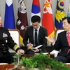  Đô đốc Scott Swift (trái), Tư lệnh Hạm đội Thái Bình Dương của Mỹ đang trong chuyến thăm Hàn Quốc ba ngày đã có cuộc hội đàm với Bộ trưởng Quốc phòng nước chủ nhà Han Min-koo (phải). (Nguồn: EPA/TTXVN)
