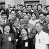 Tổng Bí thư Lê Duẩn với các đại biểu dự Đại hội Đảng toàn quốc lần thứ V tại Hà Nội (29/3/1982). (Ảnh: Thế Trung/TTXVN)