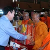 Phó Thủ tướng Vương Đình Huệ tặng quà cho các cao tăng tại buổi họp mặt. (Ảnh: Trung Hiếu/TTXVN)