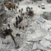 Lực lượng dân phòng Syria tìm kiếm các nạn nhân trong đống đổ nát sau một đợt không kích ở tỉnh Idlib ngày 15/2. Ảnh minh hoạ. (Nguồn: AFP/TTXVN)