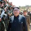 Nhà lãnh đạo Triều Tiên Kim Jong-un (phía trước) giám sát một cuộc diễn tập quân sự ngày 13/4. (Nguồn: YONHAP/TTXVN)