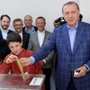 Tổng thống Tayyip Erdogan (phải) bỏ phiếu tại điểm bầu cử ở Istanbul ngày 16/4. (Nguồn: AFP/TTXVN)