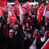 Những người ủng hộ đảng Công lý và Phát triển của Tổng thống Recep Tayyip Erdogan mít tinh sau khi kết quả trưng cầu dân ý được công bố tại Ankara ngày 16/4. (Nguồn: AFP/TTXVN)