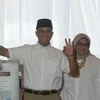 Ứng cử viên Anies Baswedan và vợ bỏ phiếu trong cuộc bầu cử vòng hai thị trưởng Jakarta tại một địa điểm bầu cử ở Jakarta. (Nguồn: THX/TTXVN)