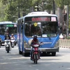 Xe buýt sử dụng nhiên liệu sạch đưa vào hoạt động trên tuyến số 1. (Ảnh: Hoàng Hải/TTXVN)