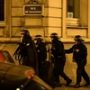 Cảnh sát tuần tra gần khu vực xảy ra vụ nổ súng ở đại lộ Champs-Elysees ngày 20/4. (Nguồn: AFP/TTXVN)