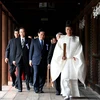 Các nghị sỹ Nhật Bản sau lễ cầu nguyện tại đền Yasukuni ở Tokyo ngày 21/4. (Nguồn: AFP/TTXVN)