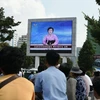 Người dân Triều Tiên theo dõi tin tức trên truyền hình tại nhà ga ở Bình Nhưỡng. (Nguồn: AFP/TTXVN)