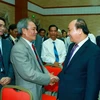 Thủ tướng Nguyễn Xuân Phúc và Phu nhân đến thăm, nói chuyện với cán bộ, nhân viên Đại sứ quán, đại diện cộng đồng, lưu học sinh và doanh nghiệp Việt Nam tại Campuchia. (Ảnh: Thống Nhất/TTXVN)