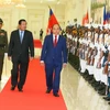 Thủ tướng Nguyễn Xuân Phúc và Thủ tướng Samdech Techo Hun Sen duyệt Đội danh dự. (Ảnh: Thống Nhất/TTXVN)