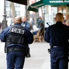 Cảnh sát Pháp tuần tra tại sân ga Gare du Nord sau khi một nghi phạm tấn công cảnh sát bị bắt giữ. (Nguồn: AFP/TTXVN)