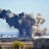Khói bốc lên sau cuộc không kích của liên minh quân sự do Mỹ đứng đầu tại Deir al-Zor, Syria. (Nguồn: AA/ABACAPRESS.COM/TTXVN)