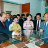 Thủ tướng Nguyễn Xuân Phúc đến thăm Nhà lưu niệm cố Chủ tịch Souphanouvong và gặp gỡ gia đình cố Chủ tịch. (Ảnh: Thống Nhất/TTXVN)