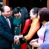Thủ tướng Nguyễn Xuân Phúc với cán bộ nhân viên, cộng đồng người Việt tại Philippines. (Ảnh: Thống Nhất/TTXVN)