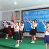 Các em học sinh trường tiểu học hữu nghị Khmer-Việt Nam Tân Tiến biểu diễn văn nghệ ca ngợi quê hương đất nước. (Ảnh: Phan Minh Hưng/TTXVN)