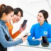 Khách hàng trải nghiệm điện thoại Samsung Galaxy S8 tại một cửa hàng ở Seoul ngày 6/4. (Nguồn: YONHAP/TTXVN)