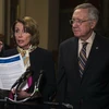 Lãnh đạo phe thiểu số Hạ viện Mỹ Nancy Pelosi (trái) và Lãnh đạo phe thiểu số Thượng viện Harry Reid tại cuộc họp báo về thỏa thuận ngân sách ở thủ đô Washington ngày 28/10. (Nguồn: AFP/TTXVN)