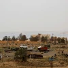 Các phương tiện bị hư hại sau cuộc giao tranh giữa SDF và phiến quân IS ở Tabqa ngày 30/4. (Nguồn: AFP/TTXVN)