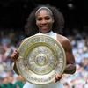 Serena Williams nhận Cúp vô địch tại chung kết đơn nữ Wimbledon 2016 ở London ngày 9/7. (Nguồn: EPA/TTXVN)