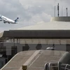 Một máy bay của Hãng hàng không EgyptAir cất cánh từ sân bay Charles de Gaule ở thủ đô Paris, Pháp ngày 19/5. (Nguồn: EPA/TTXVN)