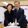 Ứng cử viên Moon Jae-in (phải) và vợ bỏ phiếu tại một địa điểm bầu cử ở Seoul. (Nguồn: YONHAP/TTXVN)