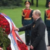 Tổng thống Nga Vladimir Putin đặt hoa tại Tượng đài các chiến sỹ vô danh ở thủ đô Moskva trong lễ kỷ niệm 72 năm Ngày Chiến thắng vĩ đại. (Nguồn: AFP/TTXVN)