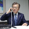 Ông Moon Jae-In nhận báo cáo qua điện thoại từ Chủ tịch Hội đồng tham mưu trưởng liên quân Hàn Quốc, Tướng Lee Sun-jin tại Seoul ngày 10/5. (Nguồn: Yonhap/TTXVN)