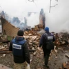 Các quan sát viên OSCE kiểm tra một tòa nhà bị phá hủy sau vụ nã pháo tại Avdiivka ngày 25/2. (Nguồn: EPA/TTXVN)