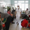 Các cháu học sinh trường mẫu giáo Đăk Hring đang được điều trị tại Trung tâm y tế huyện Đăk Hà. (Ảnh: Hồng Điệp/TTXVN)