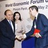 Thủ tướng Nguyễn Xuân Phúc dự và phát biểu tại Phiên thảo luận “Đầu tư vào cơ sở hạ tầng thông minh”. (Ảnh: Thống Nhất/TTXVN)