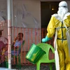 Bệnh nhân nhiễm Ebola điều trị tại trung tâm y tế Nongo ở Conakry ngày 21/8/2015. (Nguồn: AFP/TTXVN)